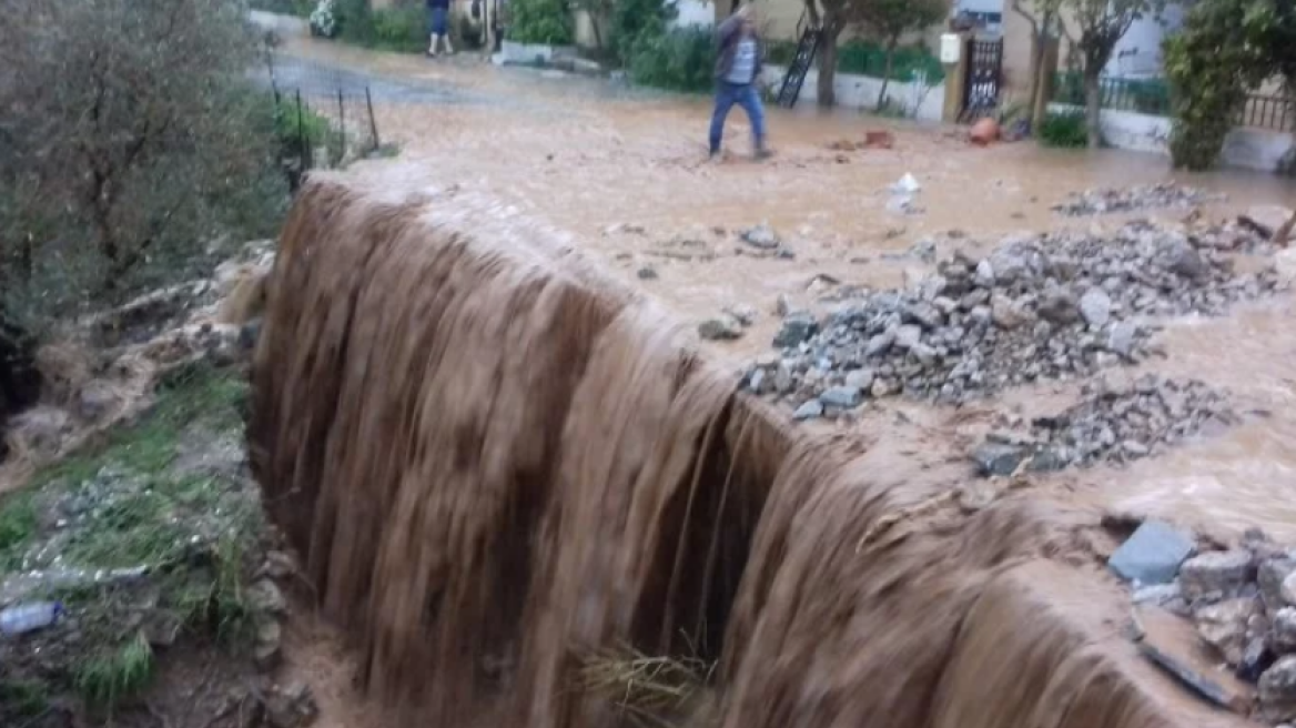 Έντονη βροχόπτωση στα Σφακιά της Κρήτης: Πλημμύρισαν σπίτια - Έκλεισαν δρόμοι